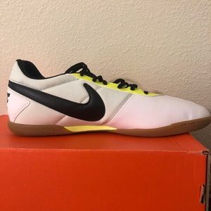 Nike Davinho indoor soccer shoes